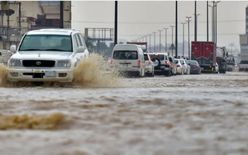 "الأرصاد السعودية تطلق إنذارًا مرعبًا لسكان جدة.. أمطار غزيرة وصواعق رعدية تهدد الحياة وسيول تجتاح المدينة لأربعة أيام قادمة!"