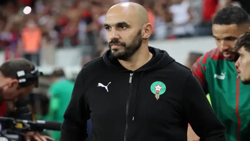 "صدمة في عالم الكرة المغربية: إيقاف مدرب المنتخب الوطني لـ4 مباريات!"